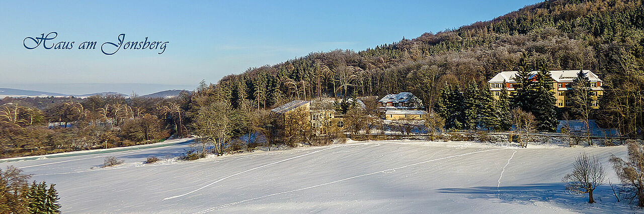 Luftbild Kureinrichtung und Landschaft im Winter