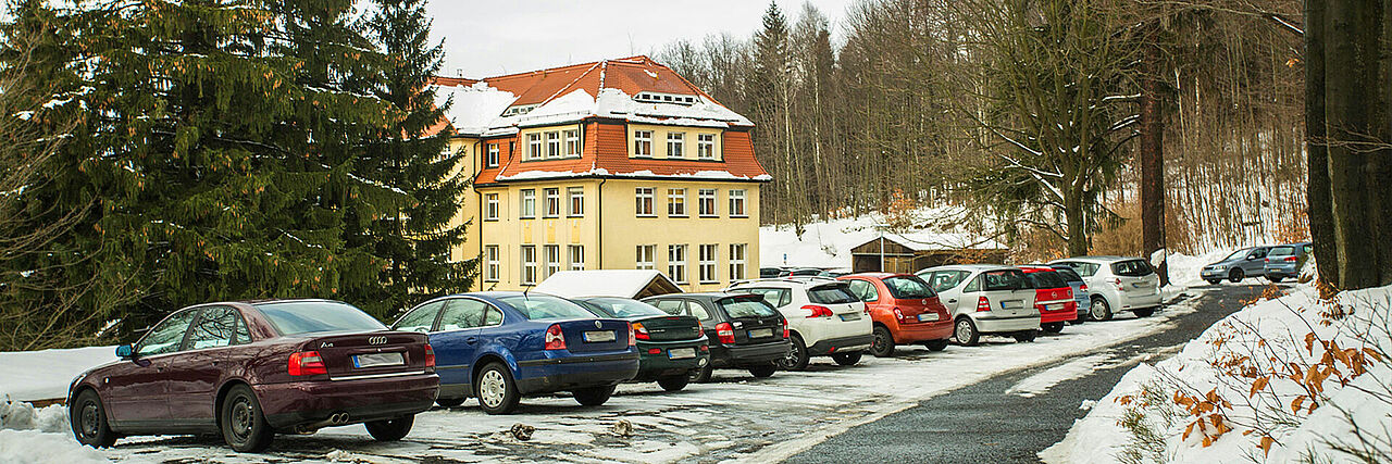 Haus am Jonsberg - Blick vom Parkplatz zum Haupthaus bei Schnee