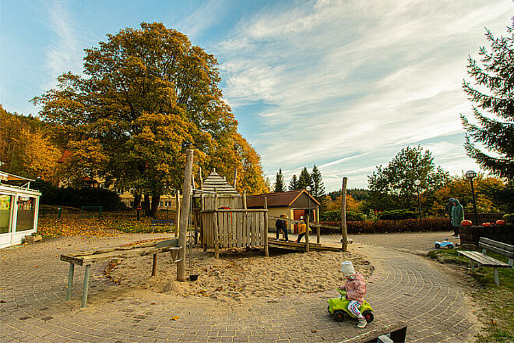 Spielplatz im Herbst