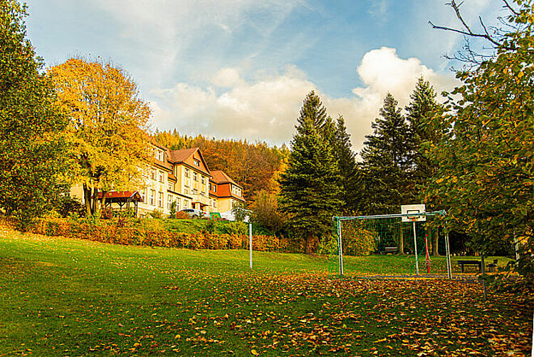 Bolzplatz im Herbst mit Blick auf Kurhaus